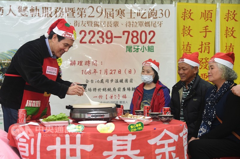 前總統馬英九24日出席創世基金會「關懷植物人暨寒士尾牙宣傳活動」,與植物人家屬圍爐,並呼籲大家發揮愛心捐款。中央社記者孫仲達攝 107年12月24日
