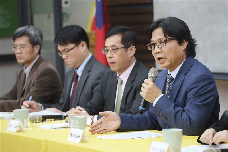 台大校長遴選案陷僵局已久,教育部24日召開進度說明記者會,由部長葉俊榮(右)主持,會中宣布勉予同意管中閔任台大校長。中央社記者吳翊寧攝 107年12月24日