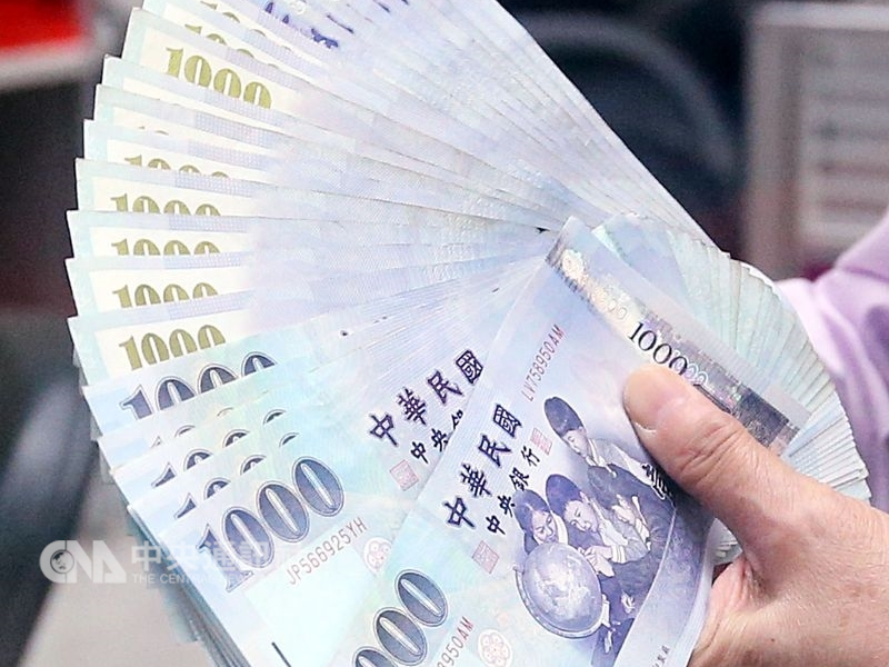 財政部將107年度基本生活費額度由新台幣16.6萬元調高為17.1萬元,107年5月報稅時,預估有177萬戶享有減稅利益。(中央社檔案照片)