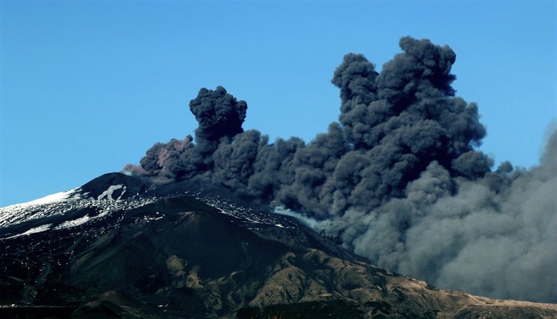 義大利西西里島埃特納火山24日爆發,週遭部分空域因能見度太差關閉。(法新社提供)