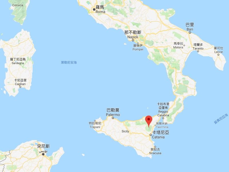 義大利西西里島埃特納火山(紅標處)24日爆發,該地區發生數起小規模地震。(圖取自Google地圖網頁www.google.com.tw/maps)