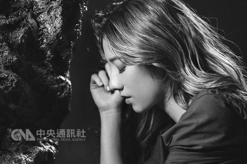 去年奪金馬最佳新人的演員瑞瑪席丹,今年跨足音樂圈推出個人首張創作專輯「你知不知道」,音樂創作十分有個人特色,結合了教堂讚美、北歐音樂的廣闊想像、百老匯式的獨白。(愛貝克思提供)中央社記者江佩凌傳真 107年12月26日