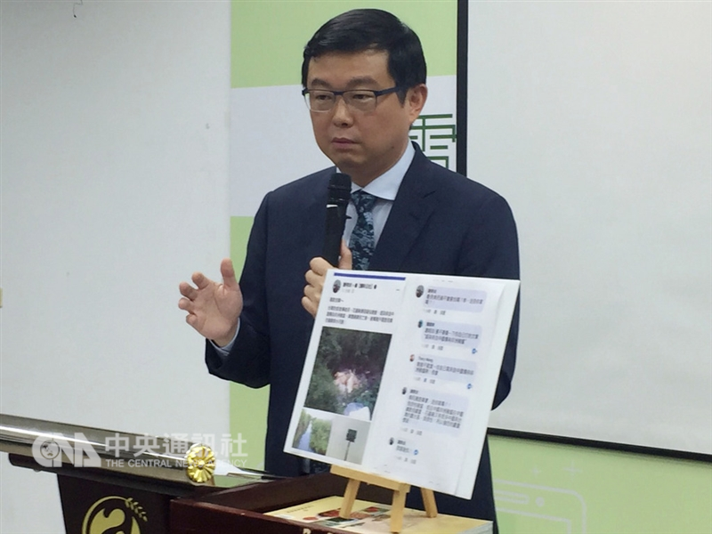 中國大陸8月爆發非洲豬瘟,行政院農業委員會副主任委員李退之26日表示,兩岸通報機制有2個,台灣有透過農村發展基金會通報中國有關禽流感、口蹄疫疫情,但5次詢問非洲豬瘟疫情卻石沉大海。中央社記者楊淑閔攝 107年10月26日