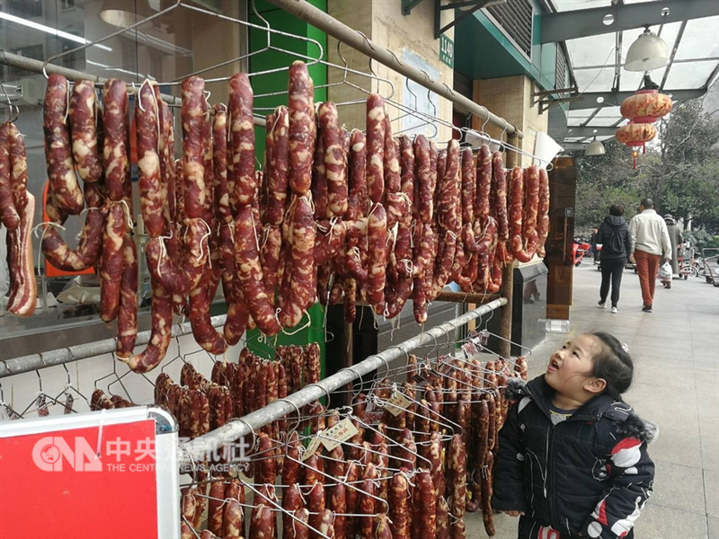 中國大陸已有23個省區市爆發非洲豬瘟疫情。圖為上海商家在市場販售豬肉香腸。(中央社檔案照片)