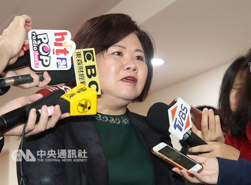 針對客運業在春節假期擬鬆綁七休一一案，勞動部長許銘春（圖）27日在立法院重申「沒有安全就沒有彈性」，會等交通部提出配套措施後，站在安全角度，審慎評估。中央社記者張新偉攝 107年12月27日