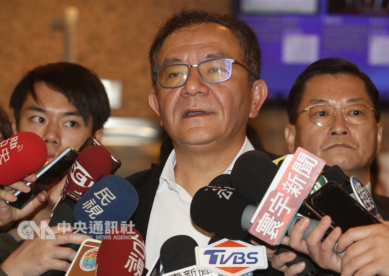 民進黨立委高志鵬（前中）27日說，判決結果，他作為法律人當然要面對，但會採取一切能爭取清白的途徑，包括非常上訴、再審都會提；並表示即日起辭去立委、民進黨中常委職務。中央社記者張新偉攝 107年12月27日