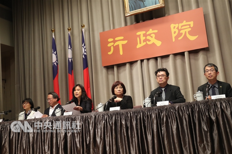 行政院會後記者會27日在行政院新聞中心舉行,由行政院發言人Kolas Yotaka(左3)主持,交通部路政司司長陳文瑞(右起)、科技部次長謝達斌、政務委員兼國發會主委陳美伶、農委會副主委黃金城、經濟部智慧財產局局長洪淑敏等人出席。中央社記者吳家昇攝 107年12月27日