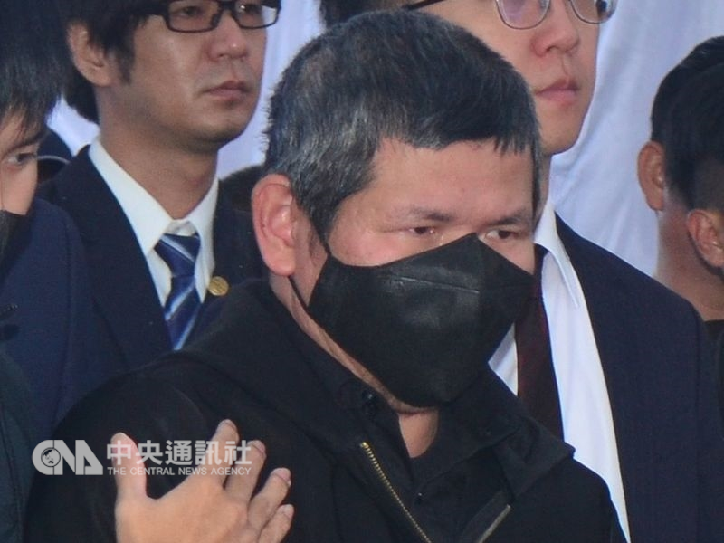 針對普悠瑪事故調查報告,司機尤振仲(前)28日委託律師發表聲明,提出不同的認知。(中央社檔案照片)