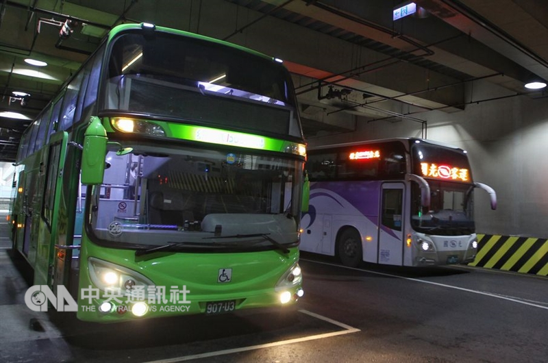 為了配合春節疏運,勞動部4日預告客運業在年節、紀念日或國定假日,因應公眾生活便利所需等情況下,可以鬆綁七休一。(中央社檔案照片)