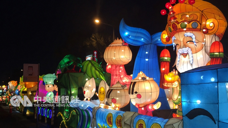 2019台灣燈會明年將在屏東舉行，縣府透過補助公所方式，邀請33鄉鎮市製作各具特色的花燈車，將在台灣燈會中展示，29日晚間搶先點燈亮相。中央社記者郭芷瑄攝　107年12月29日