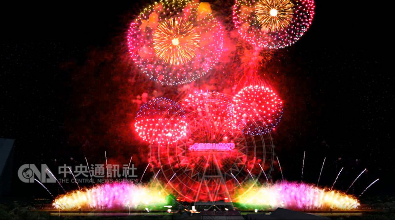 雲林跨年晚會安排煙火秀，在雲林縣古坑鄉劍湖山世界首度遇上布袋戲名角史豔文，呈現視覺震撼的「金光閃閃，瑞氣千條」場景，轟動夜空。（劍湖山世界提供）中央社記者葉子綱傳真　107年12月30日