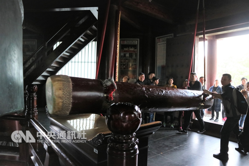 中國民眾跨年相約撞鐘,知名古剎都有活動,但和台灣不同的是,多數大陸寺廟需要收費。上海有寺廟的撞鐘票曾飆到人民幣318元,新年鐘響徹魔都時,就是寺廟盆滿缽滿時。圖為蘇州寒山寺的大鐘。(資料照片)中央社記者陳家倫上海攝 107年12月31日
