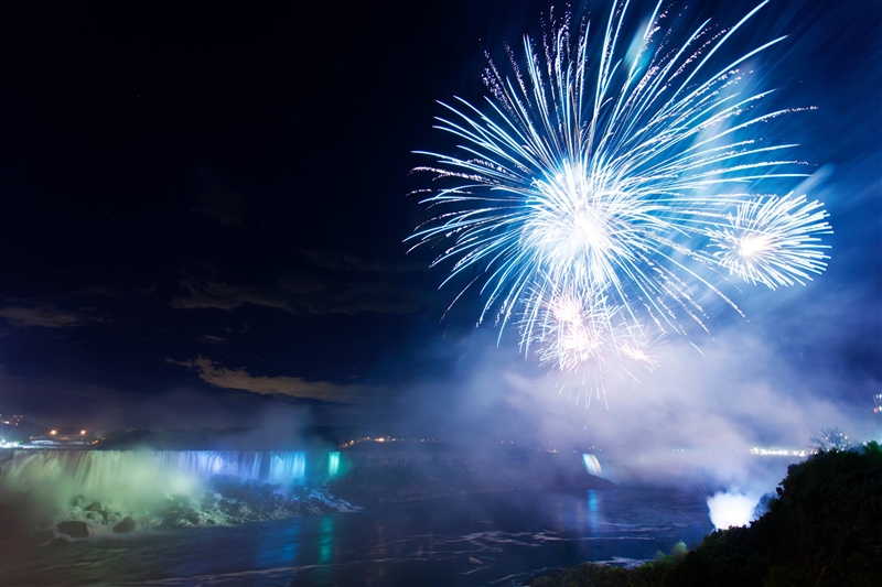 加拿大多倫多尼加拉大瀑布煙火秀。(圖取自www.facebook.com/NiagaraFallsOntarioTourism)