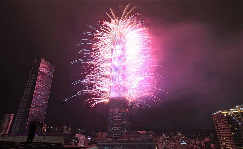 台北101跨年煙火今年規劃360秒煙火秀，搭配380秒的動畫同步演出，讓2D的巨型燈網呈現3D效果，不但是歷年最長，還邀請棒球好手陳偉殷、桌球好手江宏傑與福原愛夫婦等18組名人，陪民眾一起倒數。（中央社檔案照片）