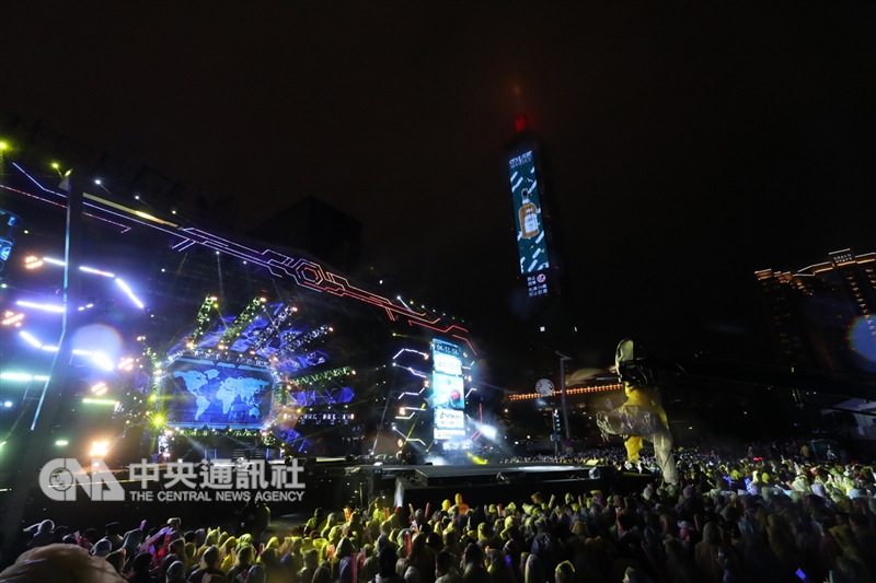 「狂放電－2019台北最High新年城」跨年晚會31日晚間在台北市政府前熱鬧登場，儘管天公不作美，現場仍聚集不少民眾冒雨參加。中央社記者吳家昇攝　107年12月31日