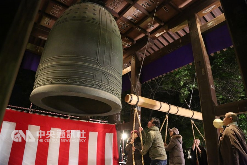 日本增上寺在除夕敲響108聲鐘聲,象徵去除人所有的108種煩惱。(中央社檔案照片)