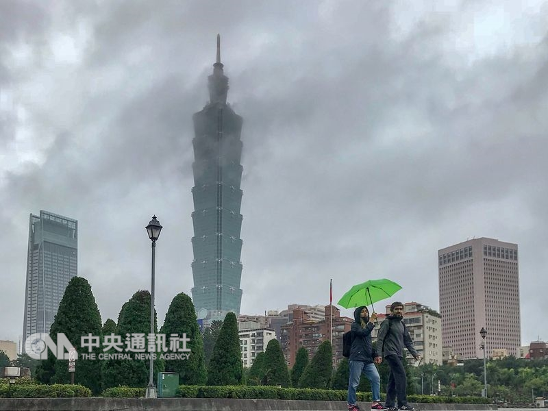 中央氣象局預報,31日跨年夜除北部、東北部雲層厚且降雨明顯,中南部雲量增偶有小飄雨。(中央社檔案照片)