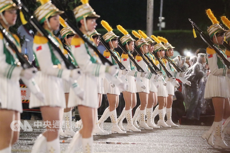 中華民國108年元旦總統府升旗典禮1日在總統府前登場,擔任表演團隊之一的北一女中樂儀旗隊帶來精彩演出。中央社記者吳翊寧攝 108年1月1日