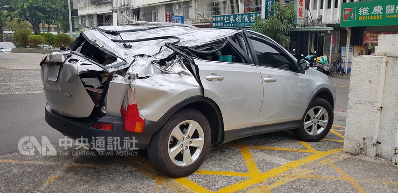 一輛工程吊車2日行經高雄市中華地下道時，因車後起重桿過高扯斷限高架，波及一輛自小客車（圖）及一部機車，造成2人受傷，地下道也一度被迫封閉。（警方提供）中央社記者程啟峰高雄傳真　108年1月2日