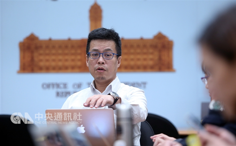 總統府資政吳澧培等人發公開信,請總統蔡英文放棄連任。總統府發言人黃重諺(圖)3日上午在總統府轉述蔡總統的看法指出,希望前輩們能了解國家面臨艱難處境及事情輕重緩急,「誰要選、誰不選,不是誰說了算,相信民主機制就對了」。中央社記者鄭傑文攝 108年1月3日