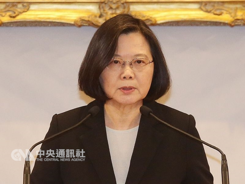 總統府資政吳澧培等人發公開信,請總統蔡英文(圖)放棄連任。蔡總統回應認為,「誰要選、誰不選,不是誰說了算,相信民主機制就對了」。(中央社檔案照片)