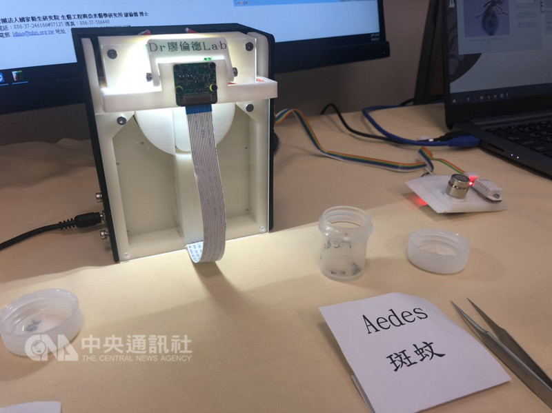 國家衛生研究院耗時一年半研發出智慧型捕蚊機,可在捕到蚊子後0.07秒內辨識是否為登革熱病媒蚊,有助預測登革熱高風險地區。中央社記者張茗喧攝 108年1月4日