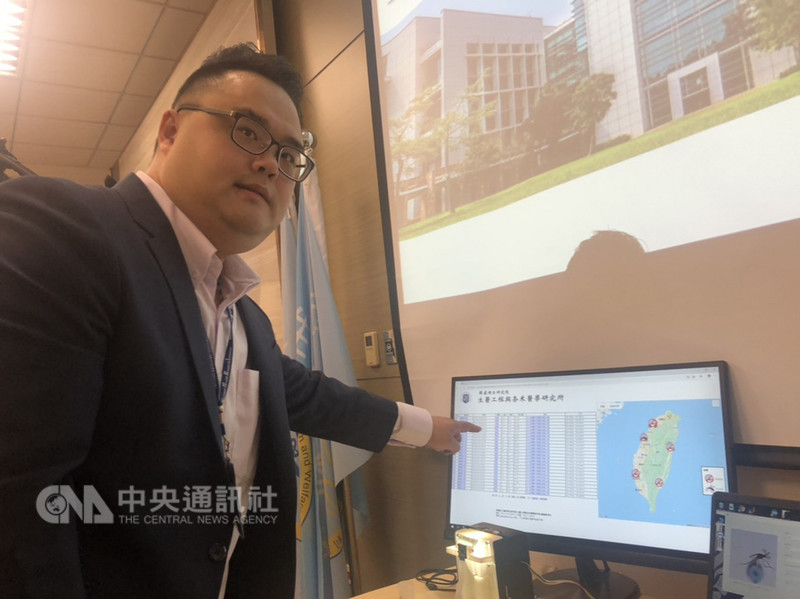 國家衛生研究院4日分享最新蚊媒傳染性疾病防治研究成果,參與研究的國衛院生醫工程與奈米醫學研究所助研究員廖倫德表示,國衛院研究團隊耗時一年半,研發出具「蚊臉」辨識技術的「智慧型多膜態捕蚊機」,有助預測登革熱高風險地區。中央社記者張茗喧攝 108年1月4日