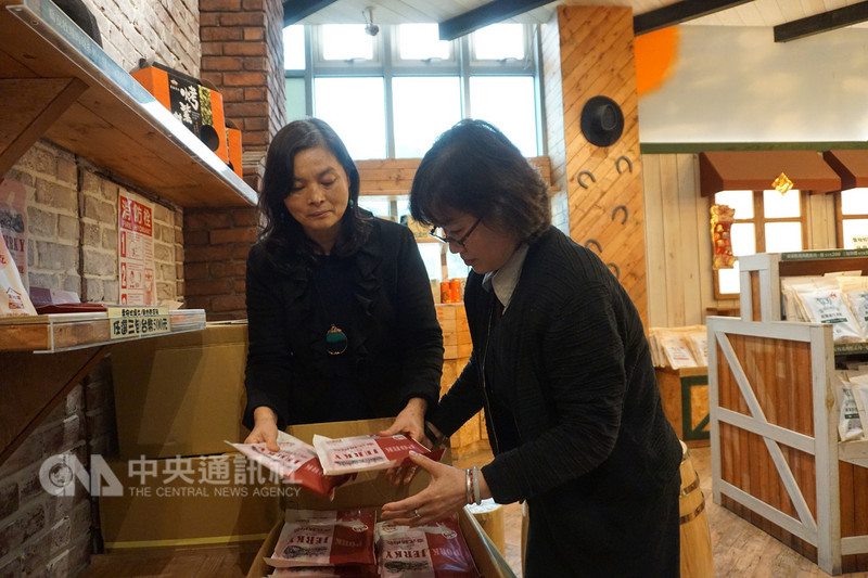 金門豬肉及其製品4日起禁止運送到台灣本島兩週，特產業者表示，各門市3日晚間就已自主下架肉鬆貢糖，並整理顧客訂單，同時重新打開已封箱準備寄送的產品。中央社記者黃慧敏攝　108年1月4日
