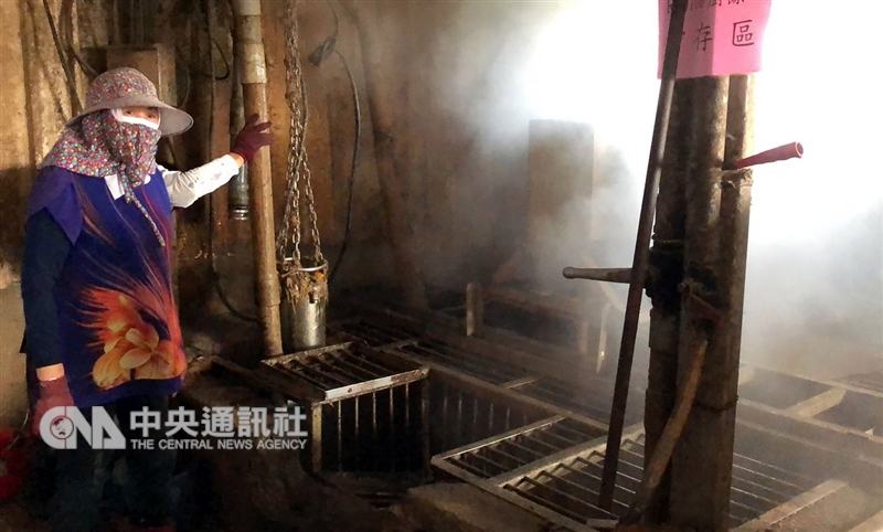 非洲豬瘟疫情嚴峻,嘉義縣朴子養豬業者認為,高溫蒸煮廚餘按照規範,安全應無問題,且如果因蒸煮廚餘不確實,讓飼養的豬隻生病或死亡,業者不會拿自己的身家財產開玩笑。圖為廚餘貯存區。中央社記者黃國芳攝 108年1月4日