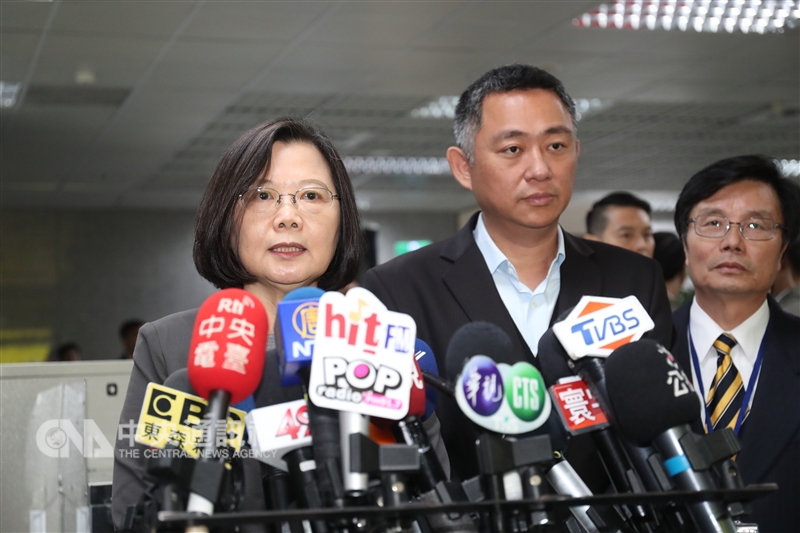 總統蔡英文(左)4日前往金門航空站視察非洲豬瘟相關防疫措施,並發表談話與接受媒體訪問,提醒民眾做好防疫措施。左2為金門縣長楊鎮浯。中央社記者吳家昇攝 108年1月4日