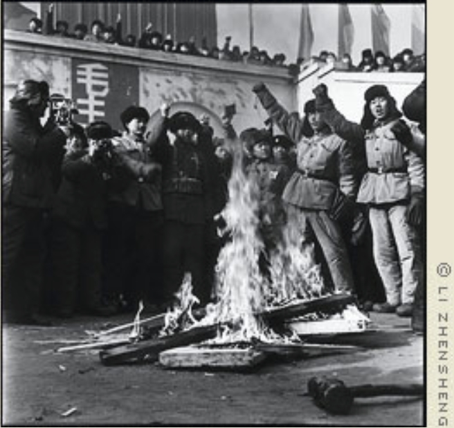 李振盛拍下10萬張有關文革的底片。圖為1967年紅衛兵焚燒哈爾濱市政府招牌。(圖取自紅色新聞兵網頁red-colornewssoldier.com)