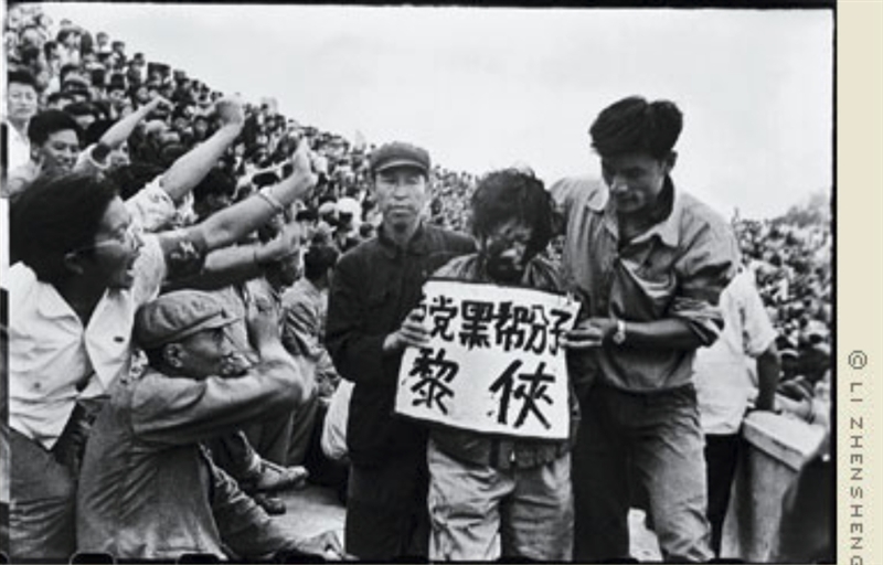 李振盛拍下10萬張有關文革的底片。圖為1966年,黑龍江省省長妻子黎俠遭到批鬥。(圖取自紅色新聞兵網頁red-colornewssoldier.com)