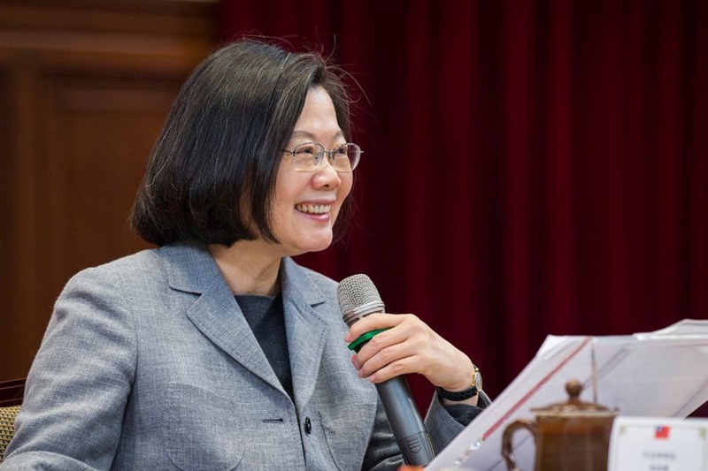 總統蔡英文5日在與外國媒體茶敘中強調,她期待台灣所有政黨,都應清楚說出「我們拒絕一國兩制」,也不要再講「九二共識」。(圖取自www.facebook.com/tsaiingwen)