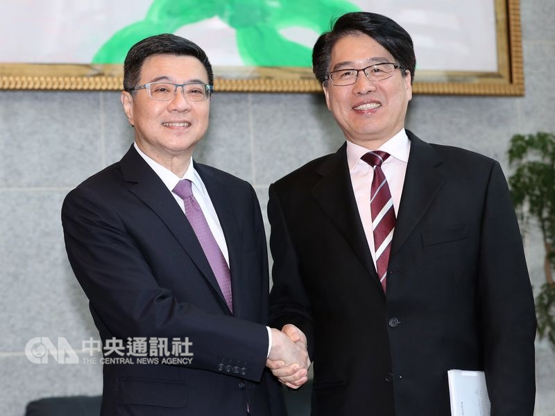 民主進步黨主席補選6日投票,候選人卓榮泰(左起)、游盈隆兩強相爭。(中央社檔案照片)