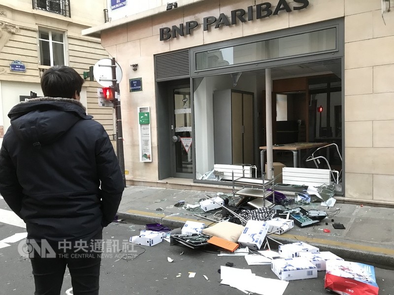 法國「黃背心」運動經過耶誕節和新年假期後,發起近兩個月來的第8波抗議行動,部分群眾在國民議會附近砸破銀行櫥窗,把辦公室桌椅、電腦、文件散落到路上。中央社記者曾依璇巴黎攝 108年1月5日