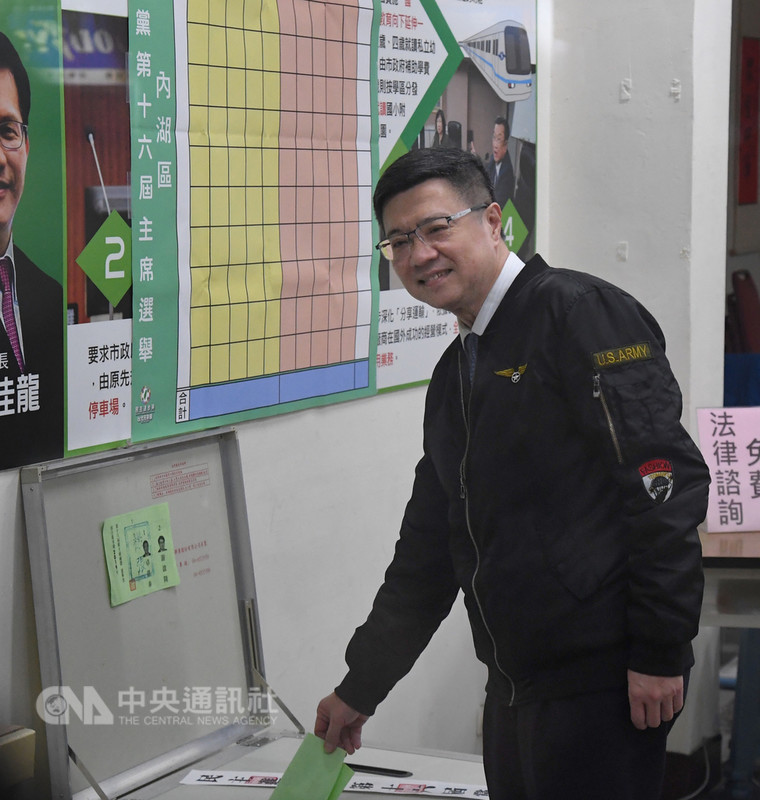 民進黨第16屆黨主席補選6日舉行，投票時間從上午8時到下午5時，候選人卓榮泰上午到台北市內湖投開票所投票。中央社記者王飛華攝　108年1月6日
