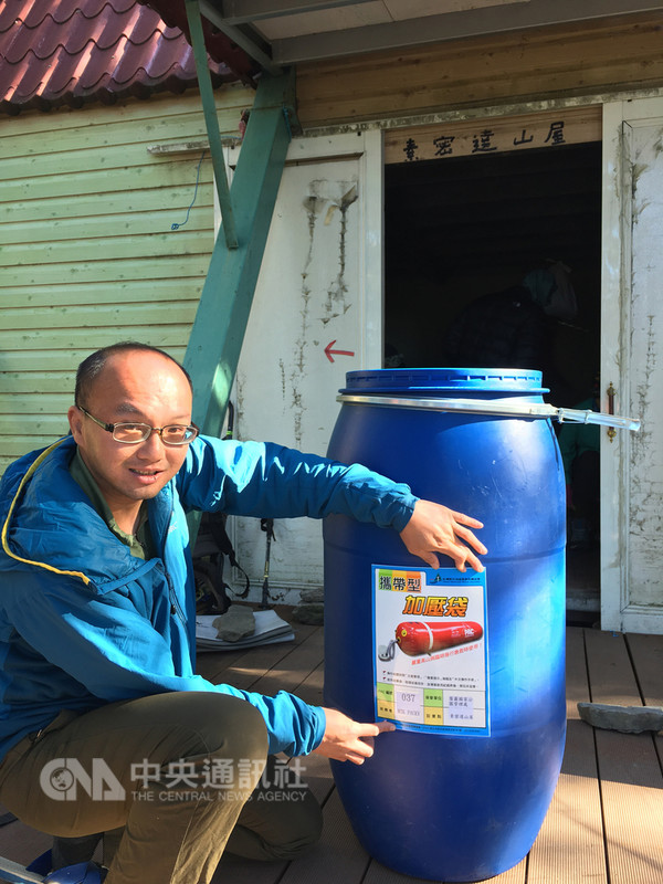 加壓艙設置計畫主持人王士豪是急診專科醫師,他大學是登山社社長,熱愛拜訪台灣百岳。年輕時爬奇萊山曾受困,被海鷗直升機救下,他自此發願要回饋社會。(王士豪提供)中央社記者陳偉婷傳真 108年1月6日