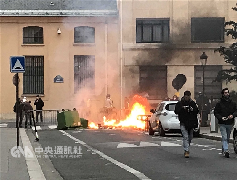 黃背心運動新年後再戰 路上焚燒垃圾桶法國「黃背心」運動發起近兩個月來的第8波抗議行動,部分群眾在國民議會附近砸壞交通號誌燈、搗毀提款機的監視器,並在路上焚燒垃圾桶。中央社記者曾依璇巴黎攝 108年1月5日