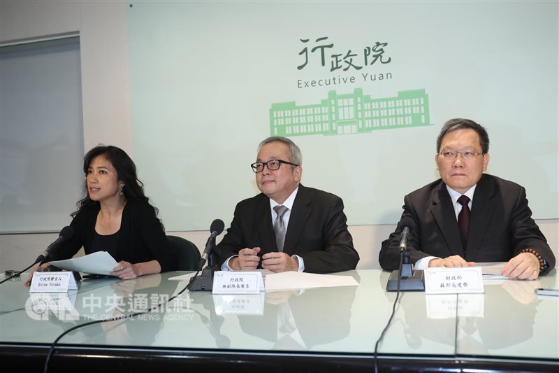 行政院8日上午召開「歲計賸餘相關規劃說明」記者會,由行政院副院長施俊吉(中)主持,發言人Kolas Yotaka(左)、財政部長蘇建榮(右)出席。中央社記者吳家昇攝 108年1月8日
