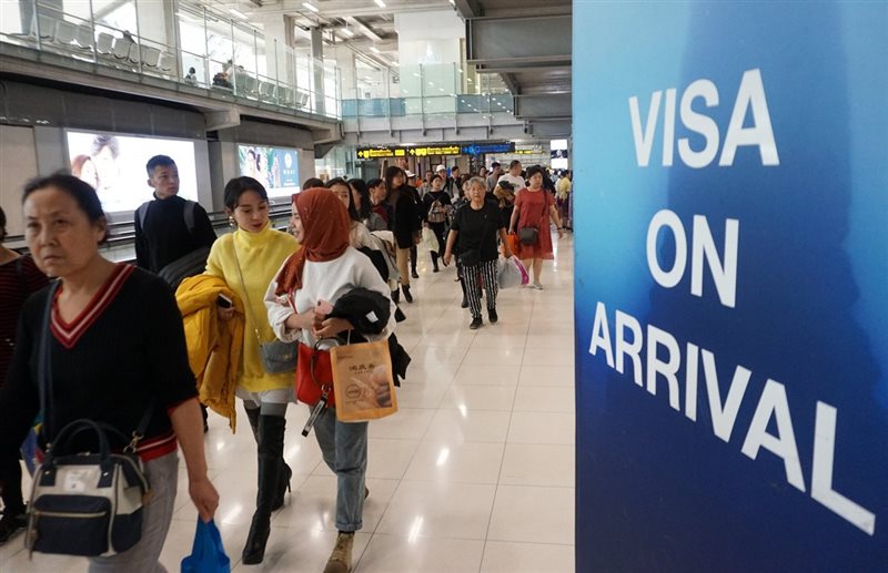 泰國內閣會議9日通過延長台灣在內等21個國家和區域的旅客,赴泰落地簽證免費到4月30日。圖為曼谷機場旅客。(中央社檔案照片)