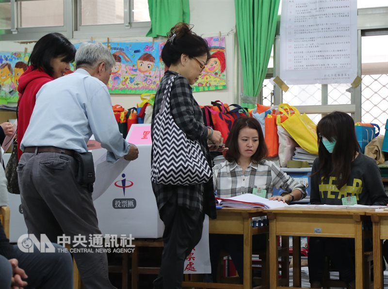 「經濟學人資訊社」公布2018年民主指數,台灣的排名上升至第32名。圖為民眾參與九合一選舉與公投。(中央社檔案照片)