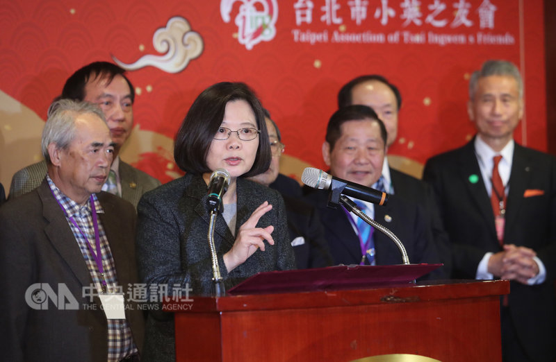 總統蔡英文(前左2)10日出席「台北市小英之友會歲末年終聯誼餐會」,她會後主動對媒體指出,剛才行政院長賴清德對外表達11日將總辭,「對於這個決定,我感到非常不捨」。中央社記者吳家昇攝 108年1月10日