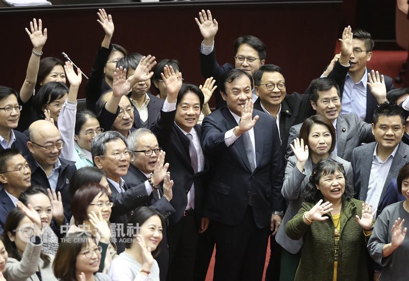 立法院臨時會院會10日完成處理108年度中央政府總預算案,行政院長賴清德(中)與立法院長蘇嘉全(中右)等人向媒體揮手致意。中央社記者徐肇昌攝 108年1月10日
