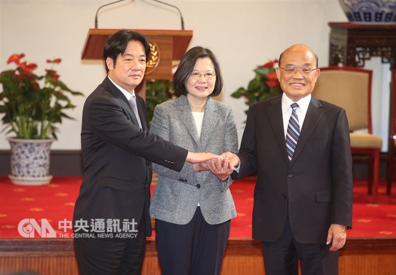 總統蔡英文(中)11日在總統府舉行記者會,宣布由前行政院長蘇貞昌(右)接任閣揆,記者會結束後,與即將卸任的行政院長賴清德(左)一起握手合影。中央社記者謝佳璋攝 108年1月11日
