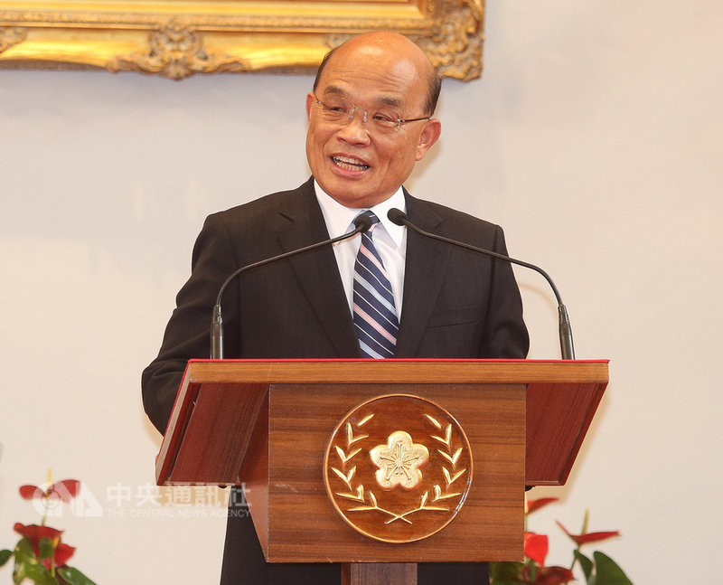 總統蔡英文11日宣布由前行政院長蘇貞昌(圖)接任閣揆,蘇貞昌致詞時以前英國首相邱吉爾為例,感謝蔡總統給他機會、信任與支持,他表示,將會帶領團隊捲起袖子,回應民意、接上地氣,讓這個團隊對全台灣人民負責任。中央社記者謝佳璋攝 108年1月11日