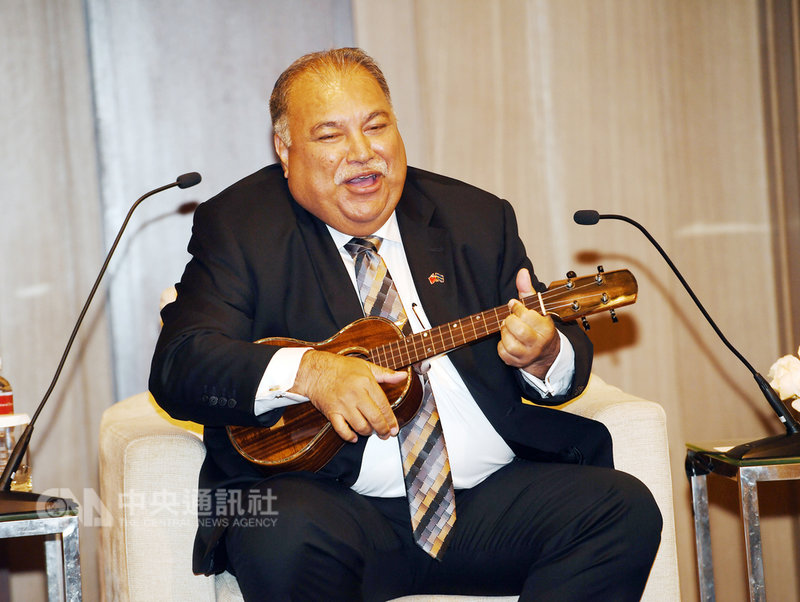 諾魯共和國總統瓦卡(H.E. Baron Divavesi Waqa)(圖)伉儷訪台,11日在君悅酒店接受媒體聯訪,瓦卡會中以總統蔡英文致贈的烏克麗麗自彈自唱You