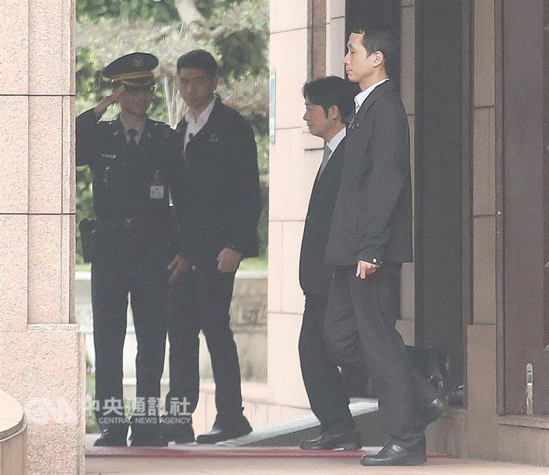 行政院長賴清德(右2)11日召開臨時院會,進行內閣總辭。賴清德表示,他無怨無悔,與內閣團隊一起建設國家、發展經濟、造福人民、壯大台灣。圖為院會結束後,賴清德離開行政院。中央社記者張新偉攝 108年1月11日