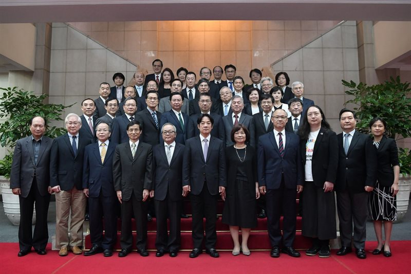 行政院長賴清德11日召開臨時院會,進行內閣總辭。會後賴清德與全體閣員合影。(行政院提供)中央社記者顧荃傳真 108年1月11日