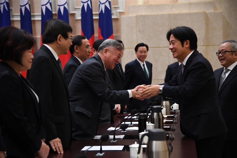 行政院長賴清德(右2)11日召開臨時院會,進行內閣總辭。賴清德在完成總辭程序後,一一向內閣成員握手致意。(行政院提供)中央社記者顧荃傳真 108年1月11日