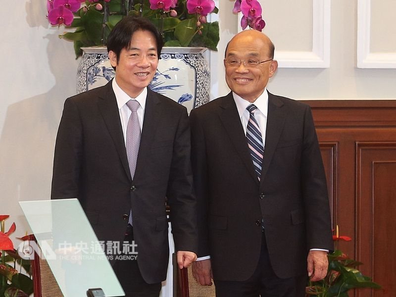 行政院長賴清德(左)11日上午召開臨時行政院會,內閣總辭。總統蔡英文隨後在總統府召開記者會,宣布由前行政院長蘇貞昌(右)接任閣揆,帶領新內閣團隊。中央社記者謝佳璋攝 108年1月11日